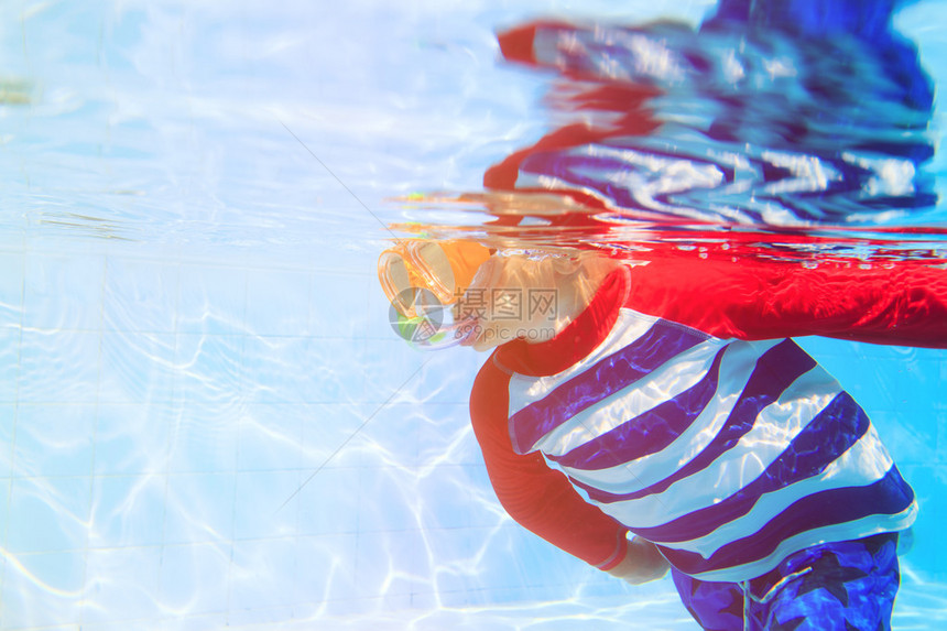 带着面罩在水下游泳的小男孩图片