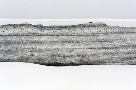 老砖墙和雪季节背景图片