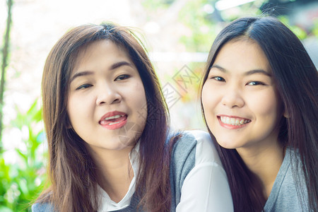 两个亚洲美女坐在屋图片
