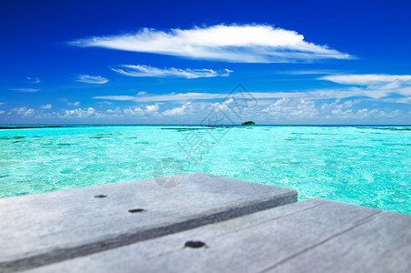 马尔代夫新鲜绿海水深蓝天空和白云的背景图片