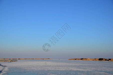 冰天的湖面图片