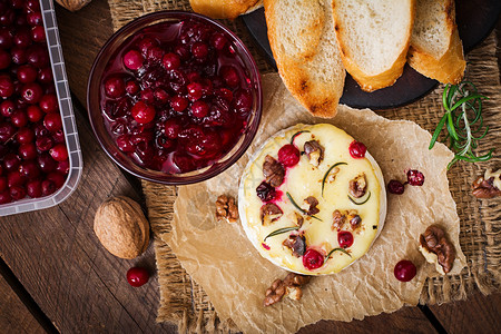 烤奶酪卡门培尔奶酪配小红莓和坚果顶视图图片
