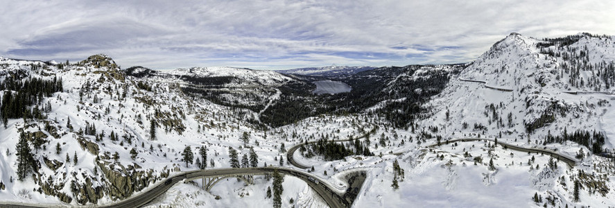 这是美国加利福尼亚州特拉基附近唐纳山口地区的空中全景图片