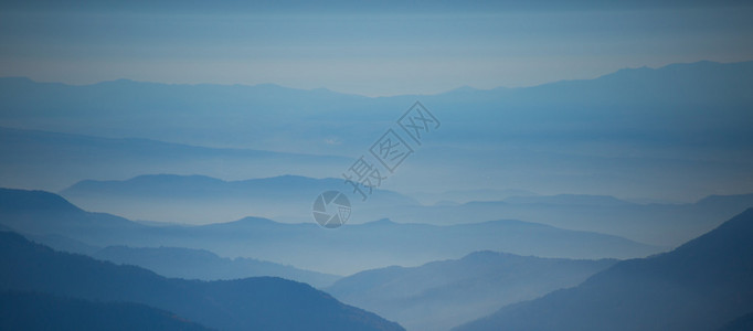 山上的雾图片
