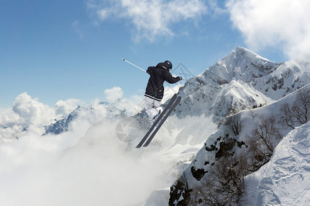 在山上飞行的滑雪者极限冬季运动图片