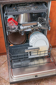 厨房里的洗碗机图片