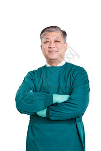 戴着手套的绿色手术服的亚洲老人医生图片