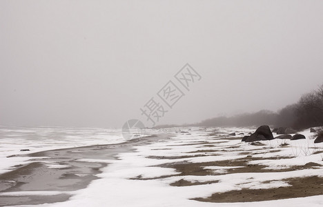 湖边早春雪原风光图片