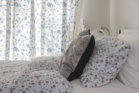 床上的一排枕头阳光透过窗帘图片