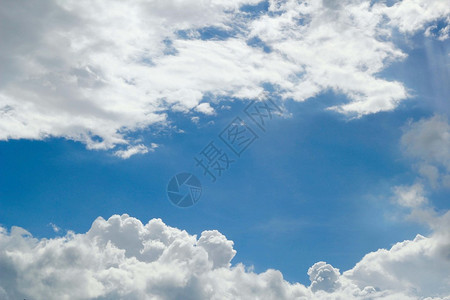 天空和多云的背景在白天图片