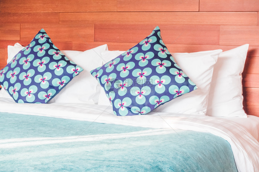 室内卧室床上装饰的漂亮奢华豪枕头图片
