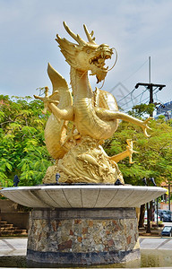 金龙雕像在普吉的天丽金图片