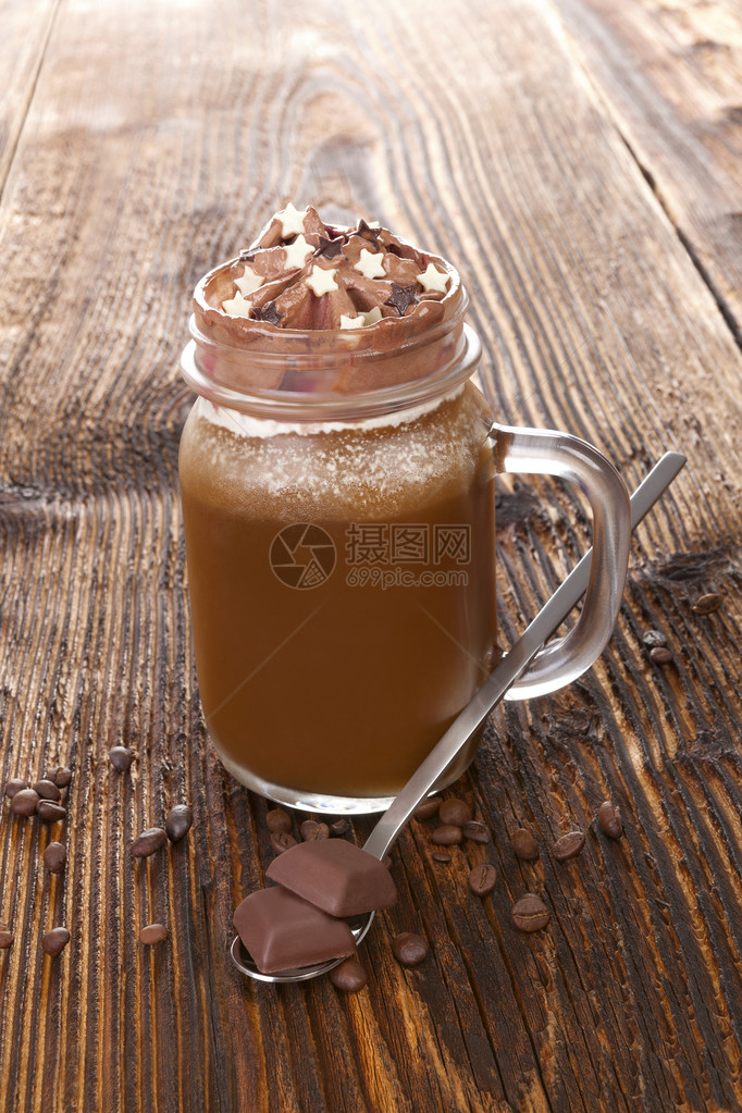 热巧克力加咖啡豆和木制餐桌上的巧克力图片