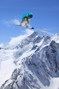 在山上飞行滑雪板极限冬季运动图片