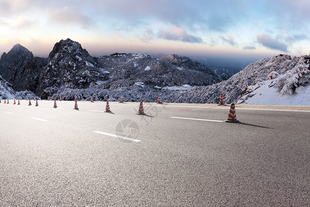 黄山雪景柏油路前图片