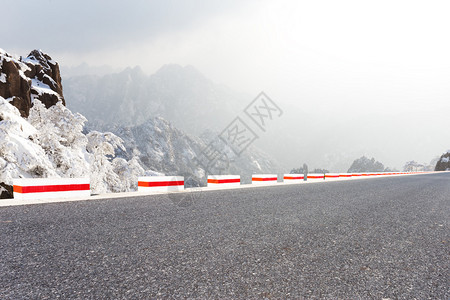 黄山雪景柏油路前图片