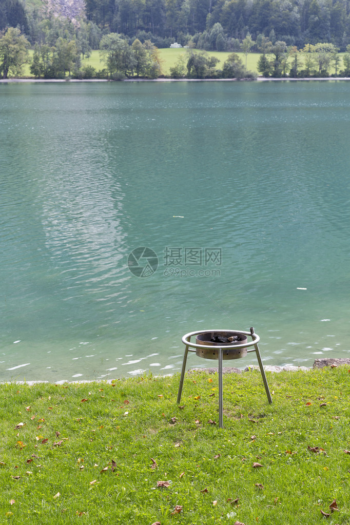 奥地利蒙德西山湖岸边的烧烤草坪上小图片