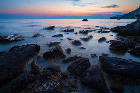 岩石海滩平坦的海岸日落图片