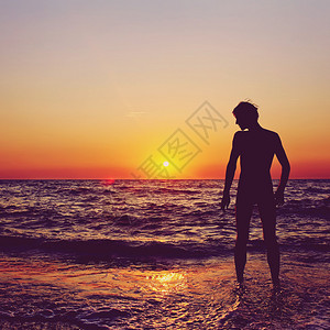 快乐的男子的脚影仰慕海上的日落健康的生活方式自由与灵感彩色和图片