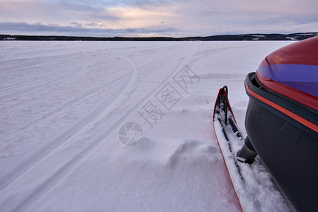 准备乘坐雪地摩托驶过结冰的湖面图片