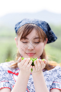 亚洲漂亮女孩手里拿着茶叶图片