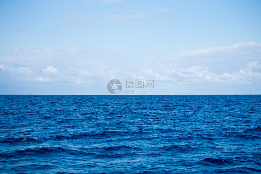 美丽的蓝色海面和波浪图片