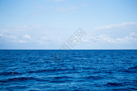 美丽的蓝色海面和波浪图片