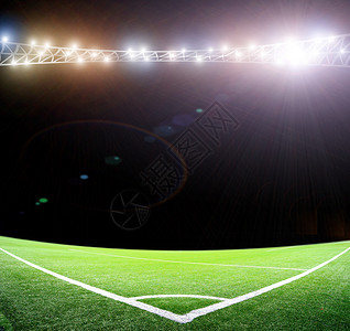 夜间明亮的灯光和足球场图片