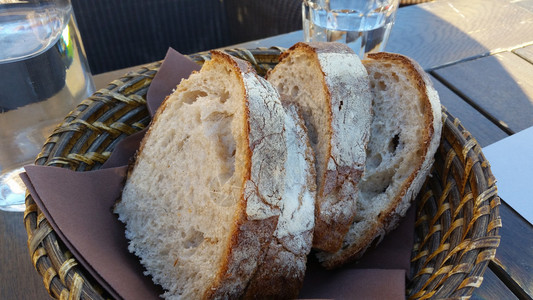 法国餐厅篮子里的面包片图片