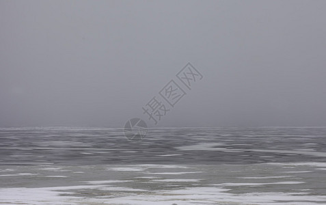 湖边早春雪原风光图片