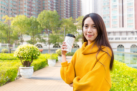 亚裔青年女子在户外图片