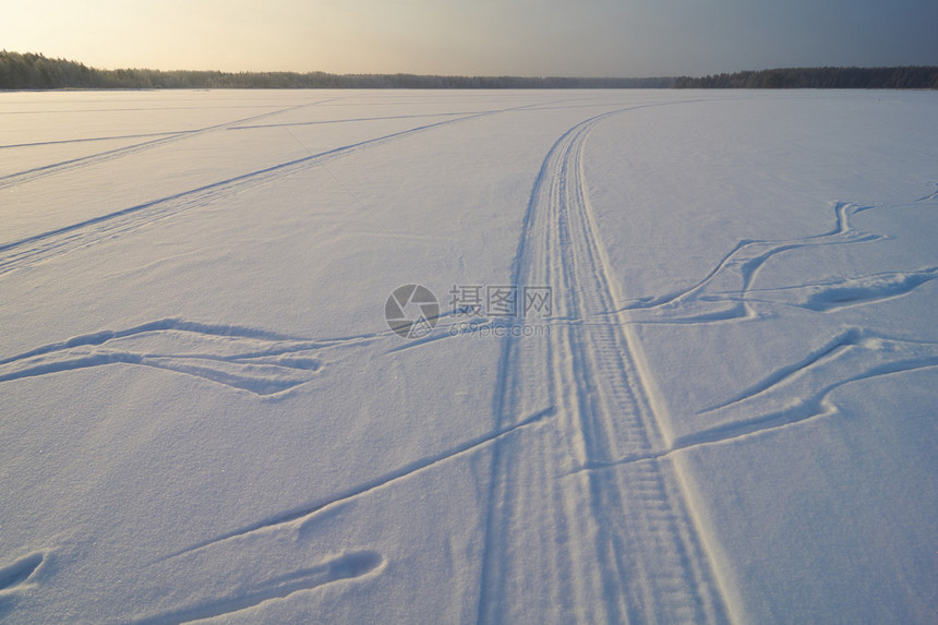 乡村冬季雪地摩托痕迹图片