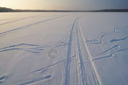 乡村冬季雪地摩托痕迹图片