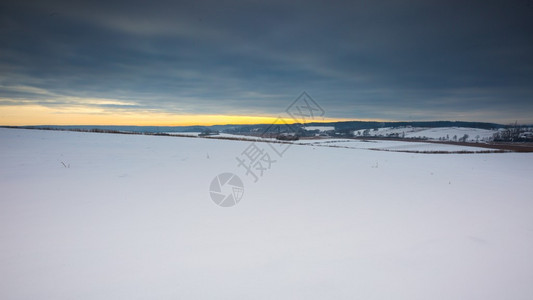 云层下冬季地貌的风景图片
