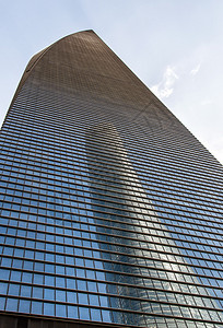 未来时代的摩天大楼飞向蓝色天空窗户中又一座摩背景图片