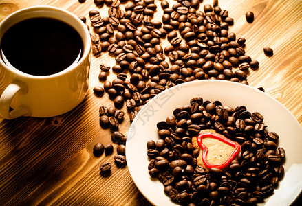 咖啡豆和白杯咖啡图片