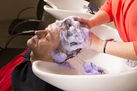 最接近人脸的人被一个理发师洗了头发图片