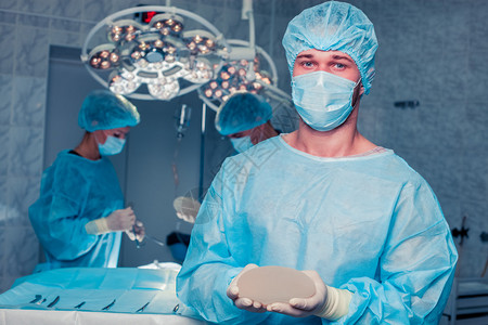 在手术室工作的小组外科医生图片