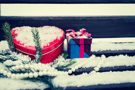 礼物盒白珍珠项链红心形锡盒图片