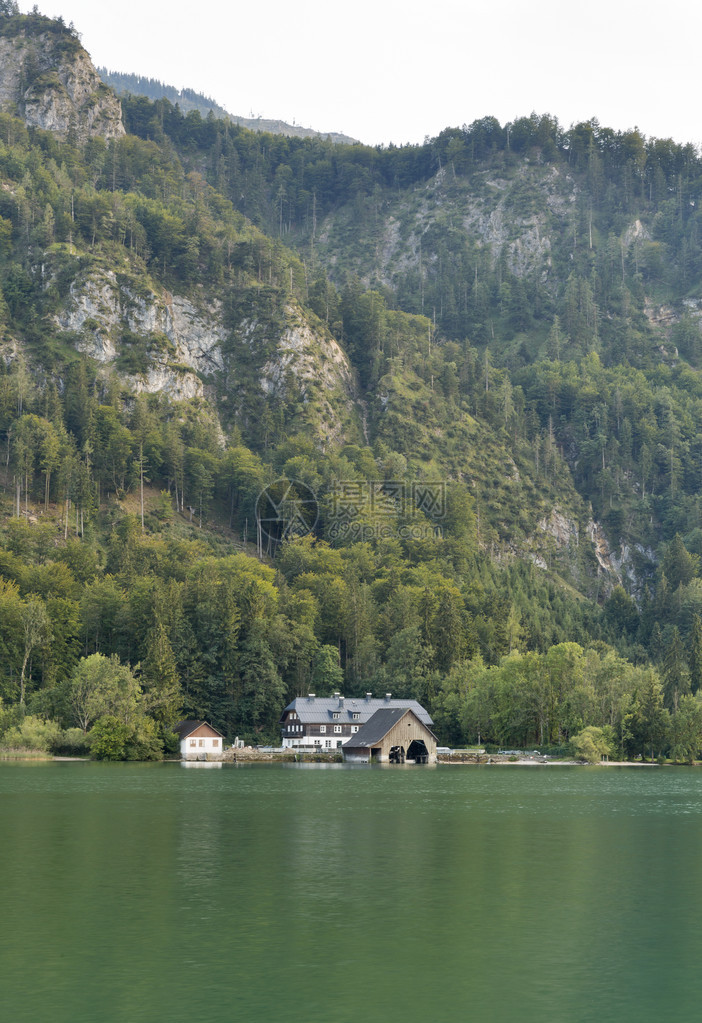 奥地利Alpine湖Mondsee秋图片