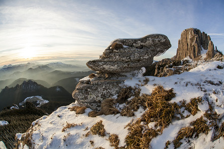 冬季的山地喀尔巴阡山脉罗马风景日落时图片