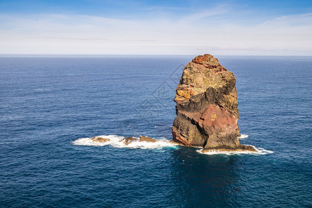 大西洋波浪压碎葡萄牙马德拉海岸附图片