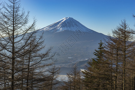 带雪帽的富士山日本图片