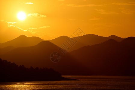 海上美丽日落美景背景图片