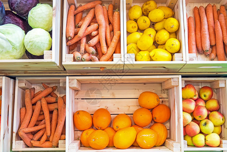 在市场上销售的木箱中的水果和蔬菜图片