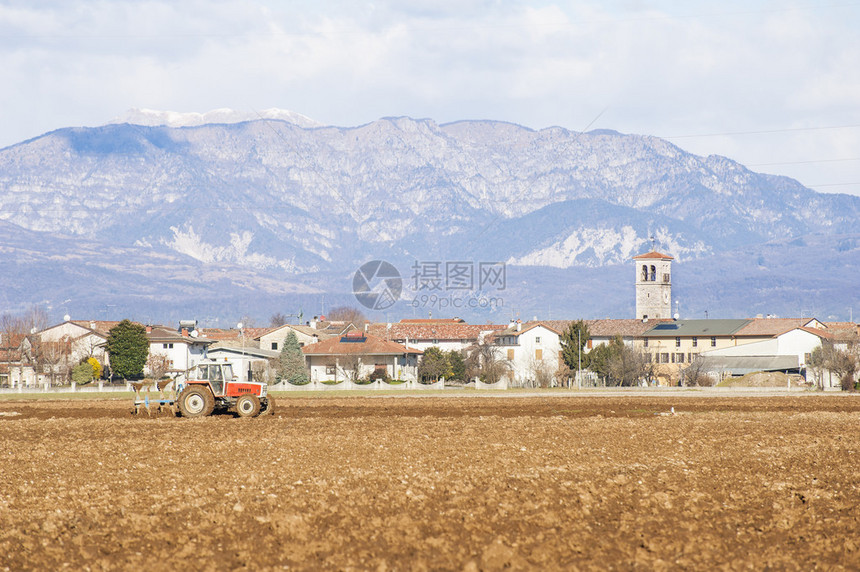 农业景观拖拉机耕田和乡村背景图片