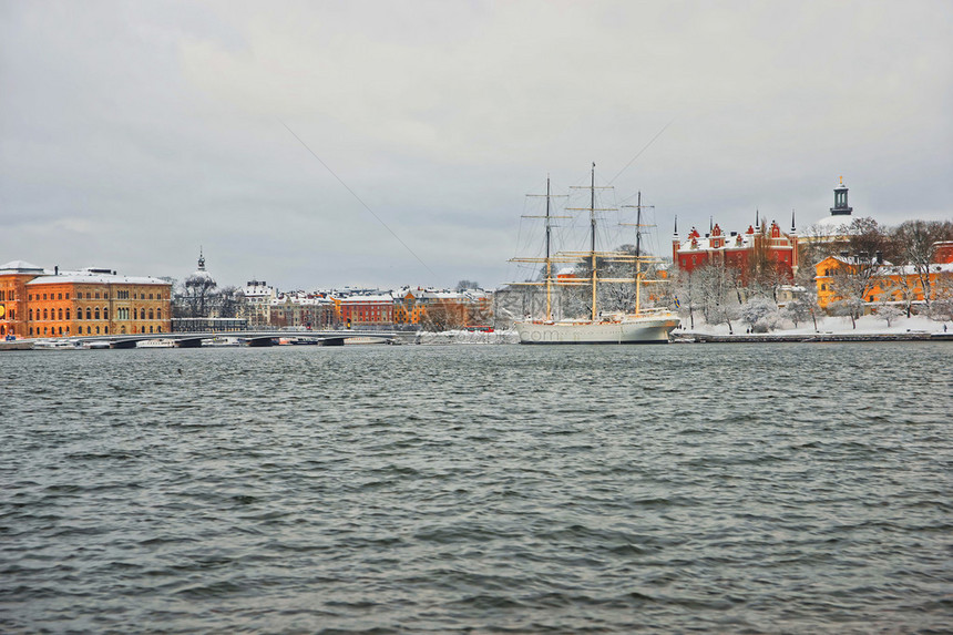 冬天斯德哥尔摩的江边和SkeppsholmenSkeppsholmen是斯德哥尔摩的14个岛屿之一斯德哥尔摩是瑞典的首都图片