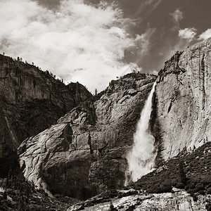 岩石灰色的瀑布图片