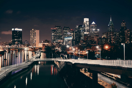 夜晚的费城天际线与城市建筑图片