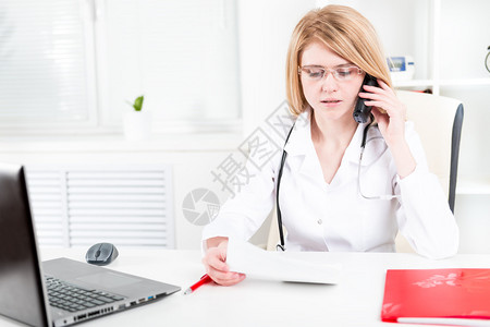 医生通过电话向患者提供治疗请查看InfoFin图片